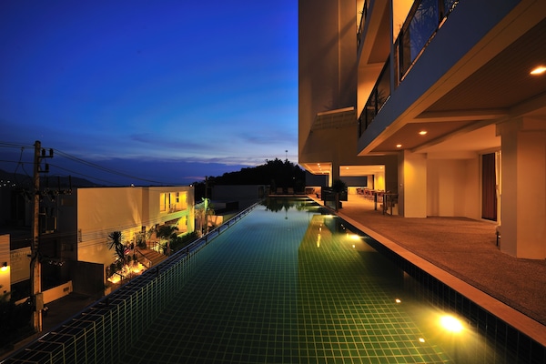 Una piscina al aire libre