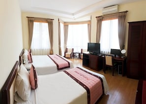 Deluxe Room | Minibar, in-room safe, desk, soundproofing