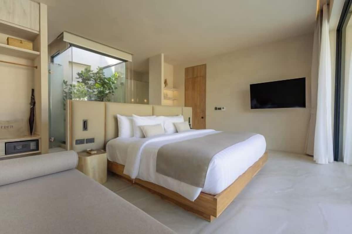 Free minibar, in-room safe, desk, blackout curtains