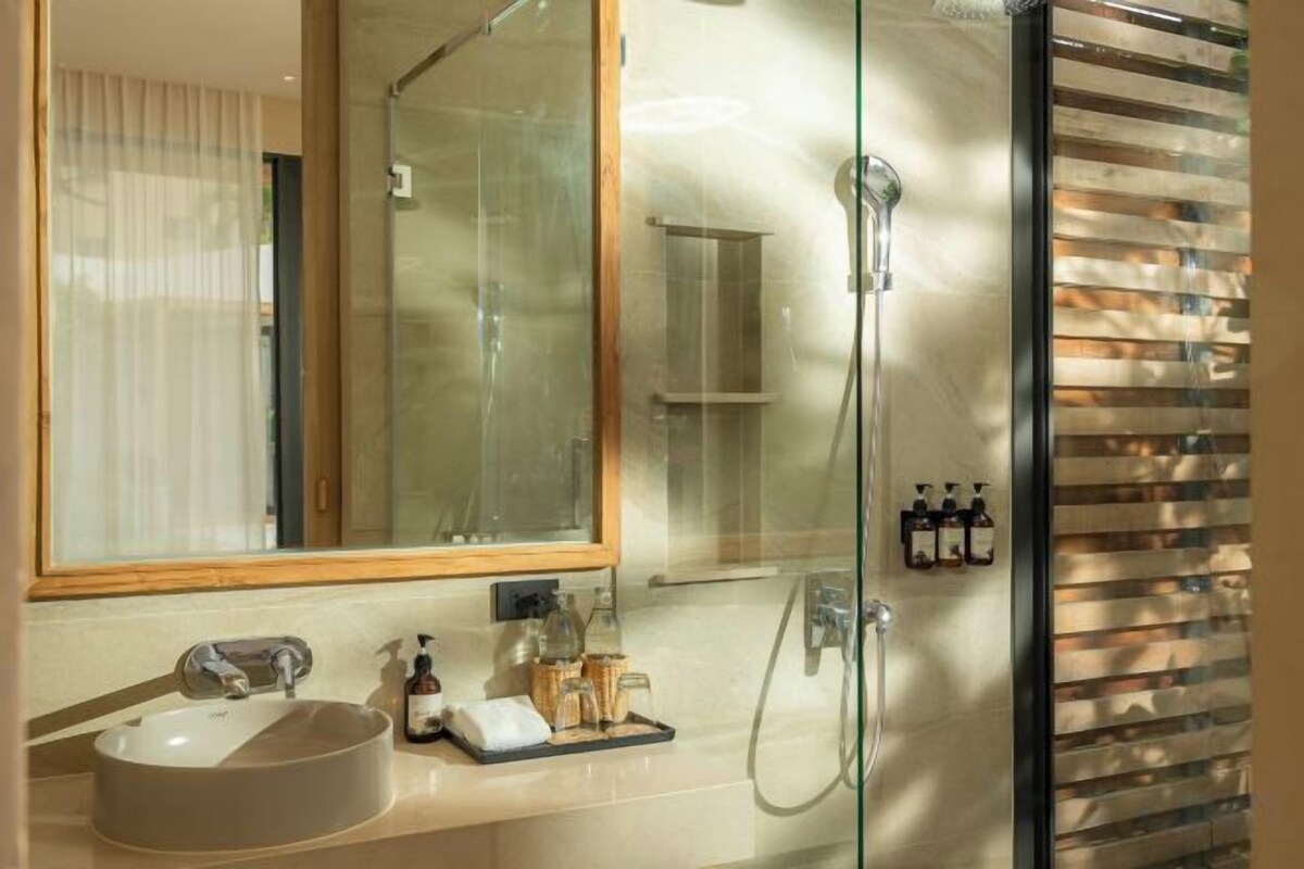 Bathroom | Shower, free toiletries, hair dryer, slippers