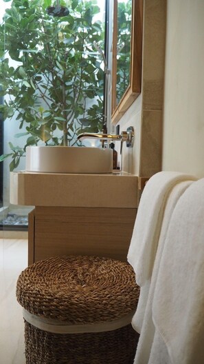 Garden Terrace Suite | Badezimmer | Dusche, kostenlose Toilettenartikel, Haartrockner, Hausschuhe