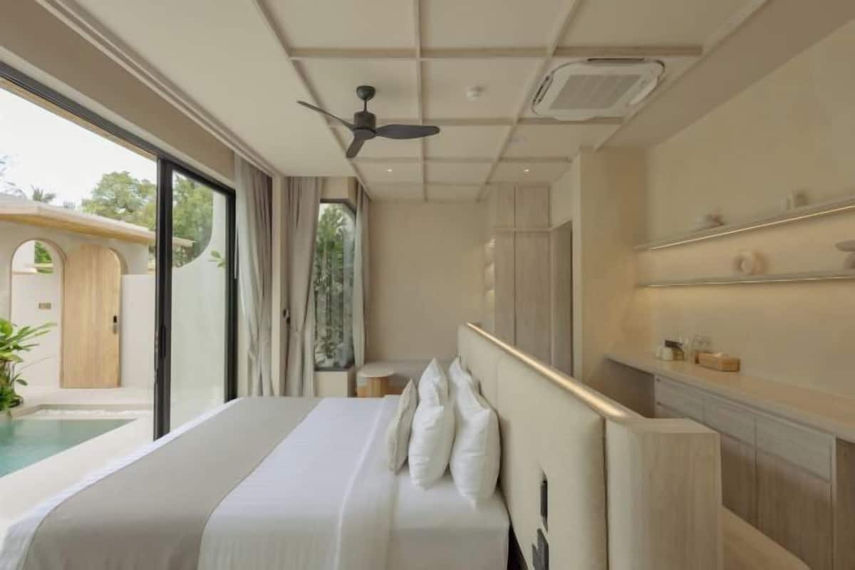 Free minibar, in-room safe, desk, blackout curtains