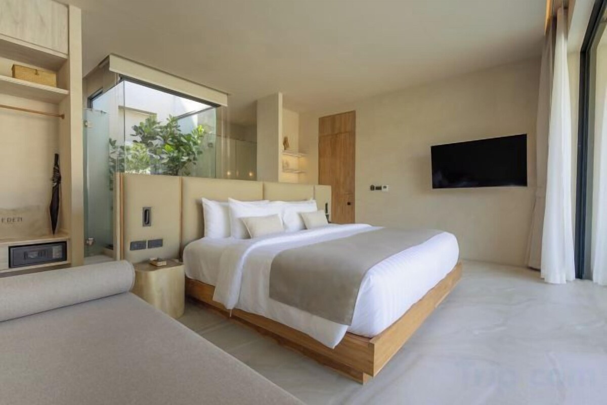 Minibar (free items), in-room safe, desk, blackout drapes