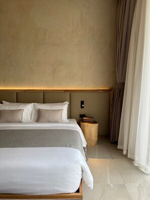 Garden Terrace Suite | Minibar gratis, brankas, meja kerja, dan tirai kedap cahaya