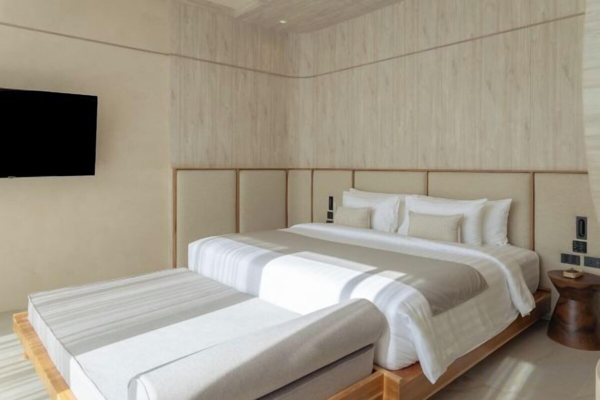 Ücretsiz minibar, odada kasa, masa, güneşlik/perde 