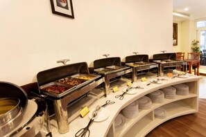 Café da manhã com buffet grátis todos os dias