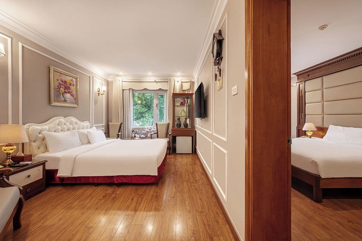 Executive Deluxe Room | Minibar, in-room safe, blackout curtains, iron/ironing board