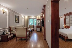 Suite Room | Minibar, värdeförvaringsskåp på rummet och mörkläggningsgardiner