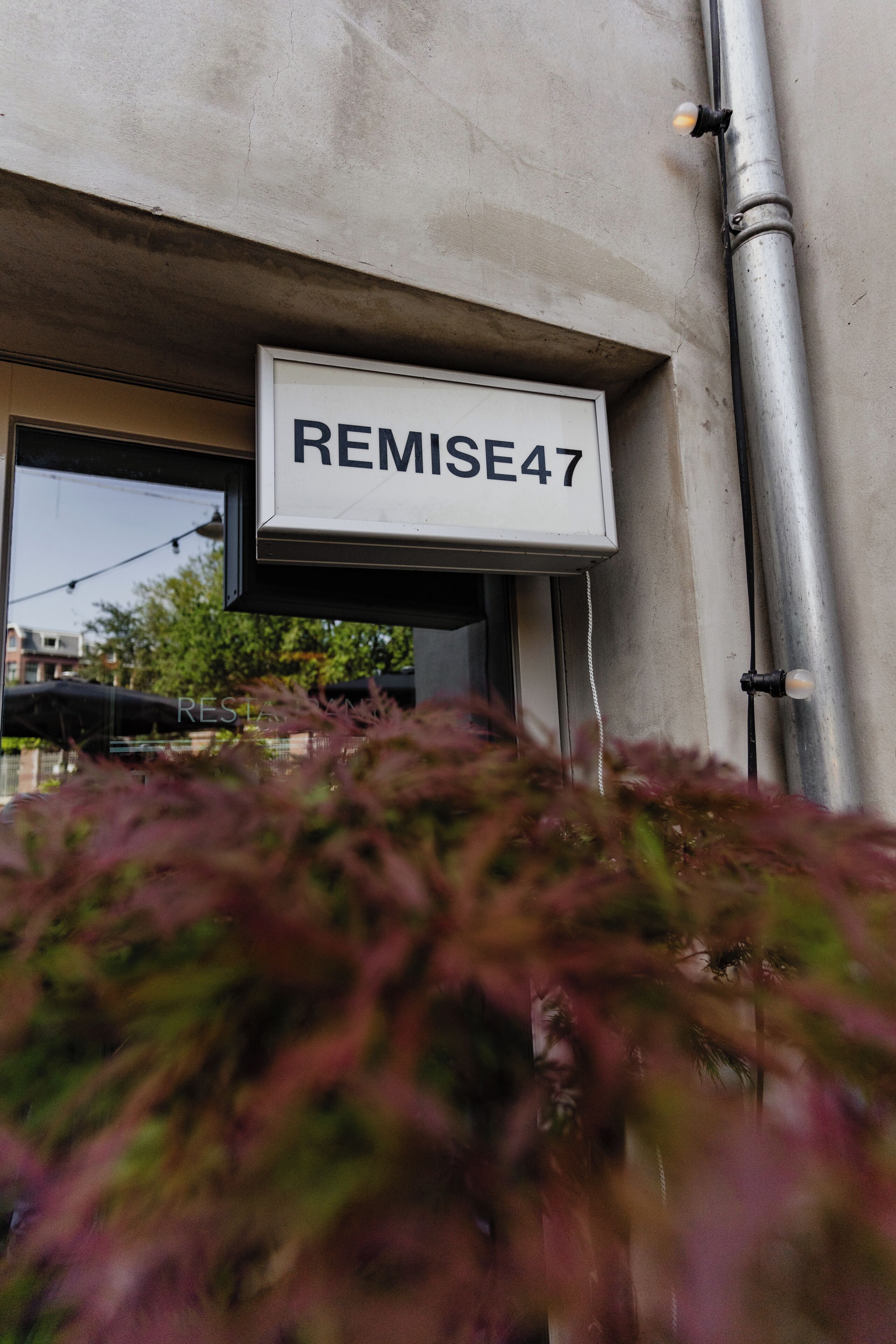 Ein Gebäude mit einem Schild, auf dem "REMISE47" steht.