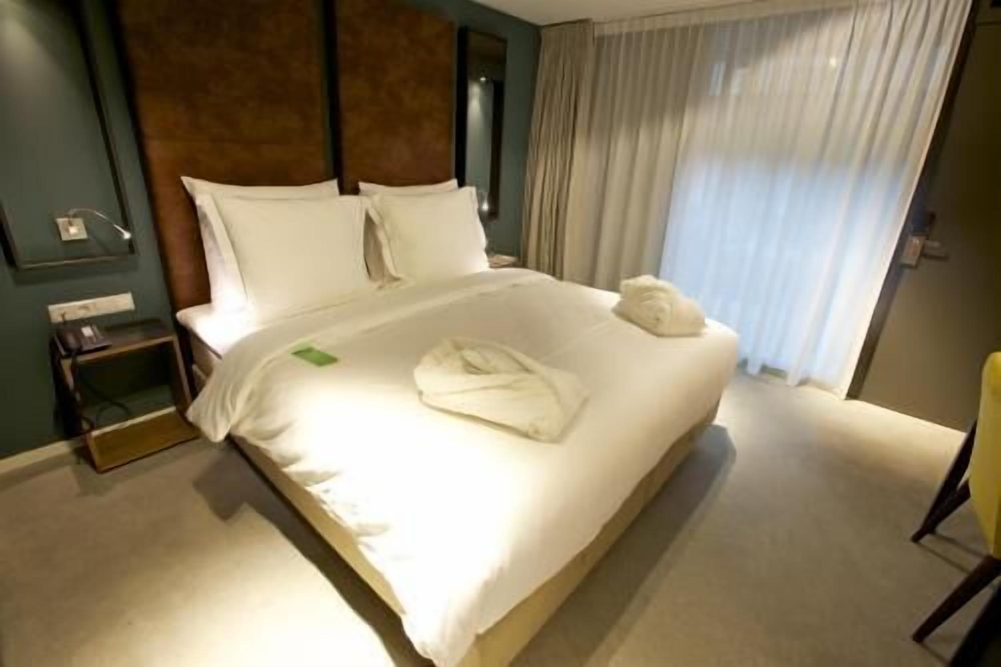 Hypo-allergenic bedding, in-room safe, desk, blackout drapes
