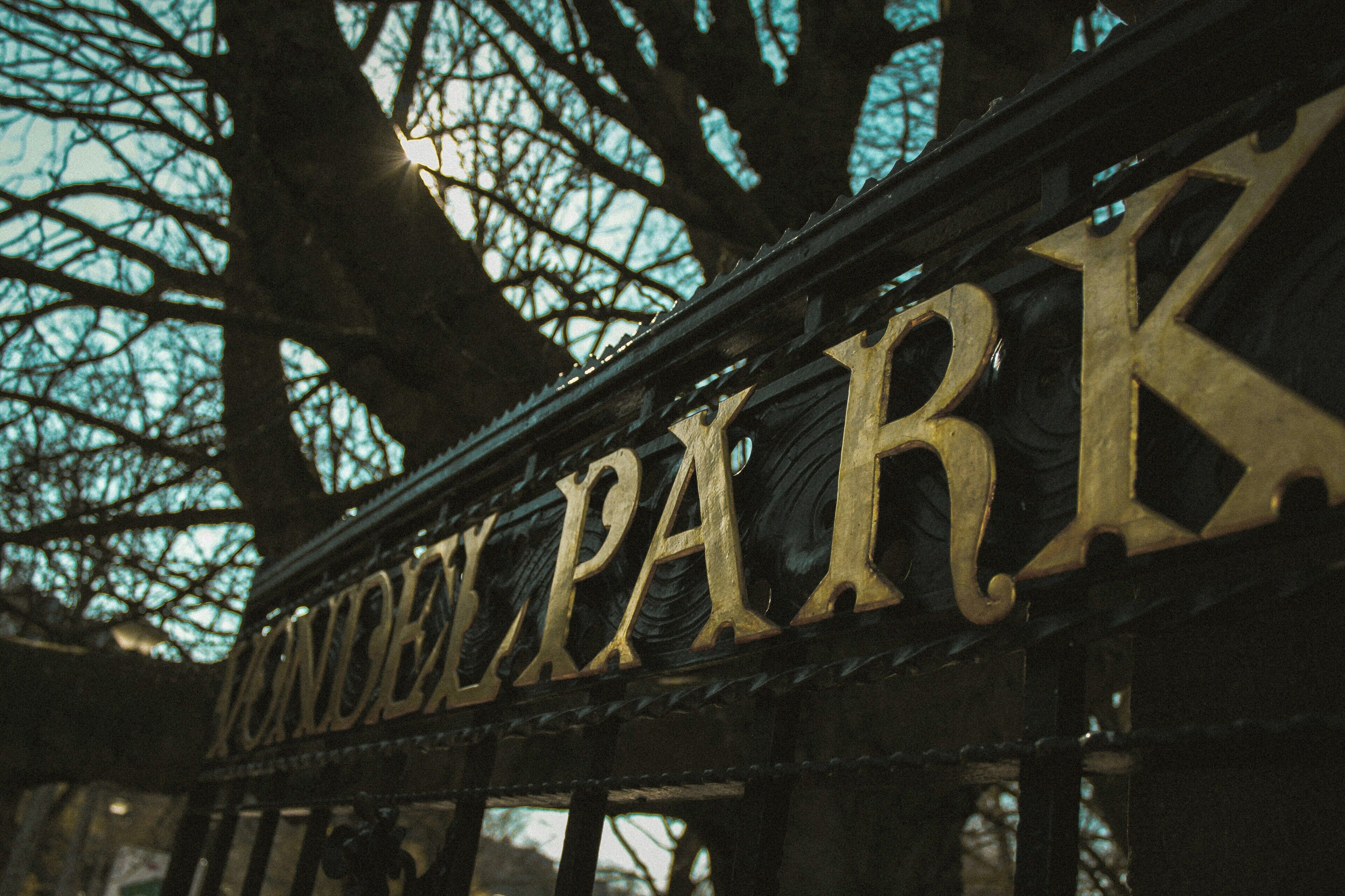 Un cartello per 'HONEY PARK' con un design rustico e vissuto.