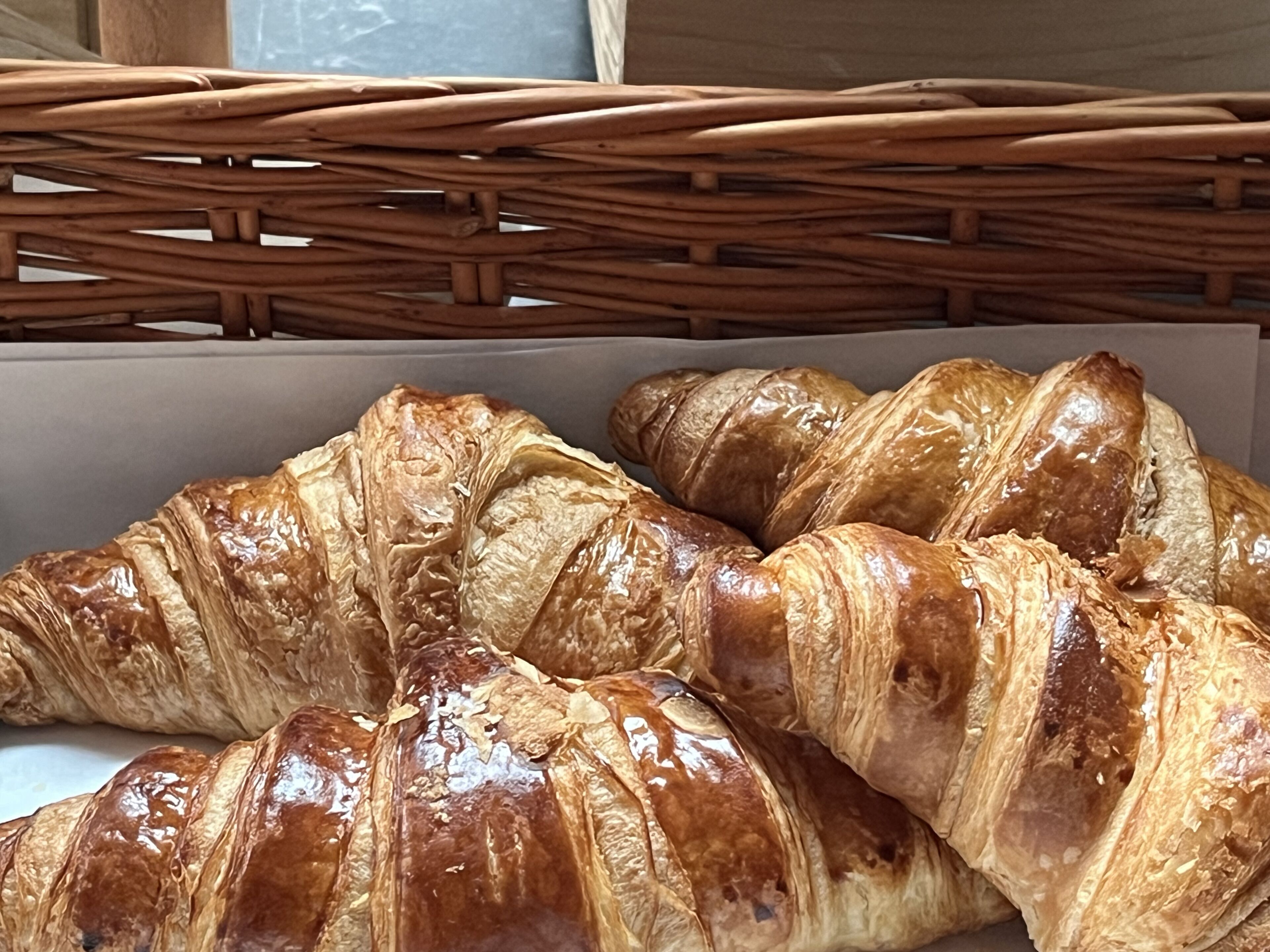 Ein Korb mit Croissants.
