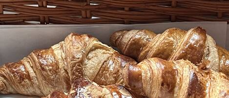 Ein Korb mit Croissants.