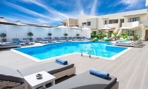 Outdoor pool, pool umbrellas, pool loungers - Elounda Garden Suites (Agios Nikolaos)