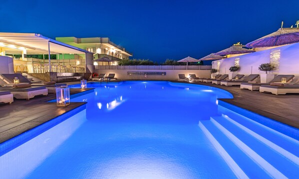 Außenpool, Sonnenschirme, Liegestühle