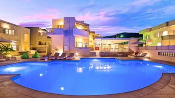 Outdoor pool, pool umbrellas, sun loungers