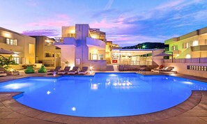 Outdoor pool, pool umbrellas, pool loungers - Elounda Garden Suites (Agios Nikolaos)