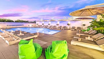 Piscine extérieure, parasols de plage, chaises longues