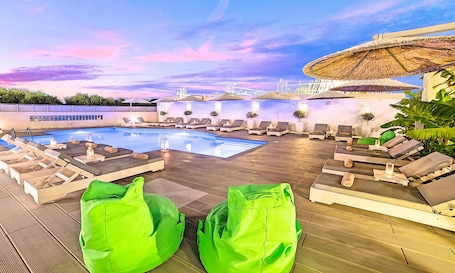Outdoor pool, pool umbrellas, sun loungers