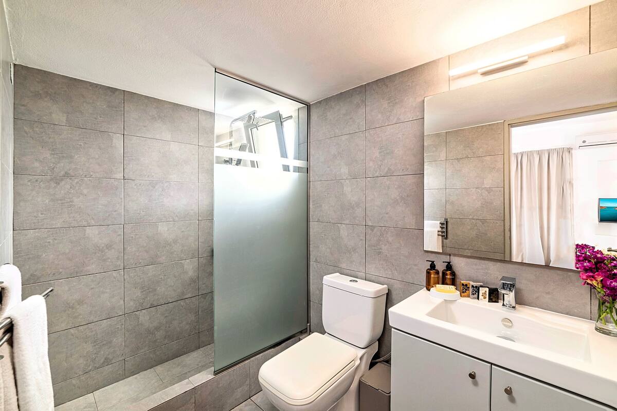 family suite | bathroom | shower, rainfall showerhead, designer toiletries, hair dryer