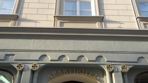 Indgangen til en bygning med skiltet "APAR HOTEL" over døren.