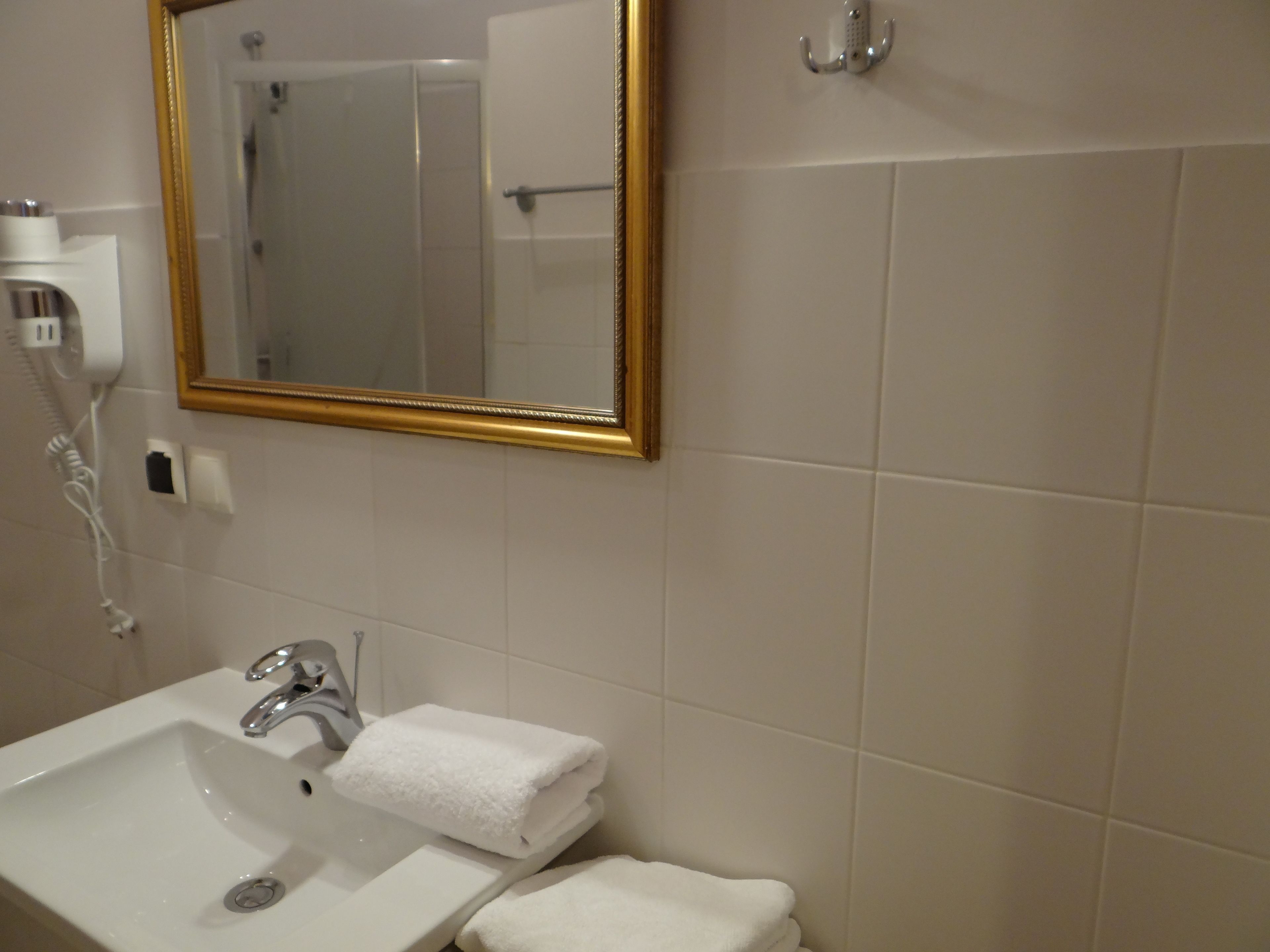 comfort studio suite | bathroom | shower, designer toiletries, hair dryer, towels