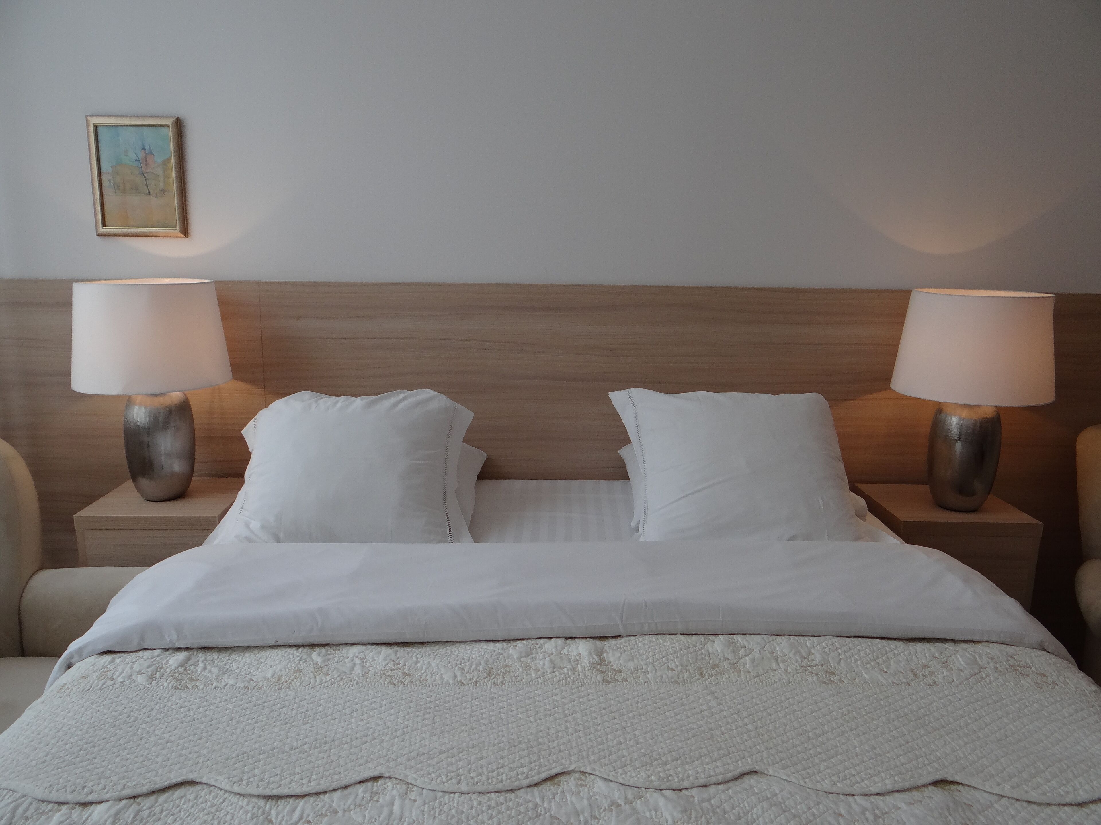 comfort studio suite | egyptian cotton sheets, hypo-allergenic bedding, memory-foam beds