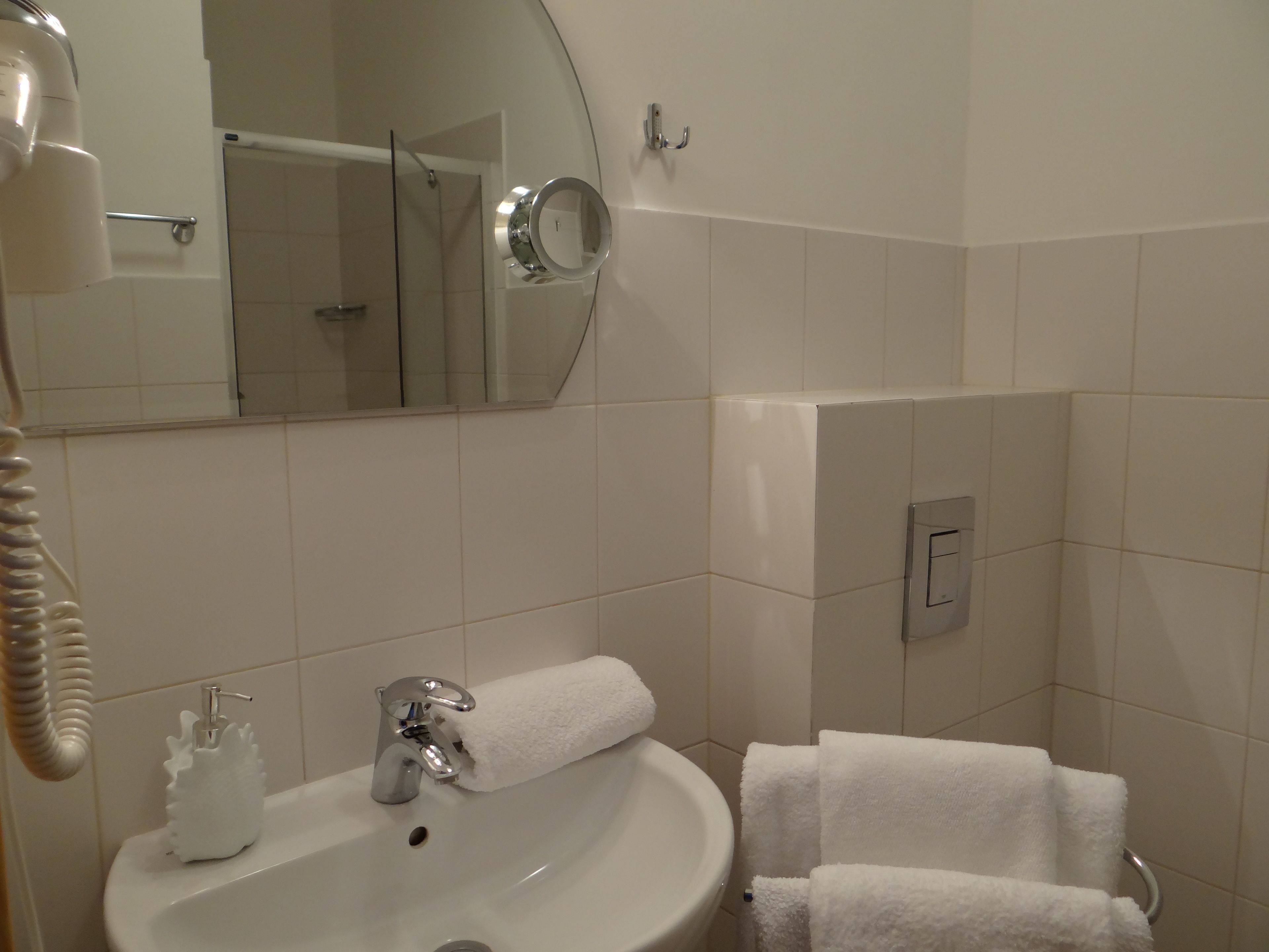 comfort studio suite | bathroom | shower, designer toiletries, hair dryer, towels