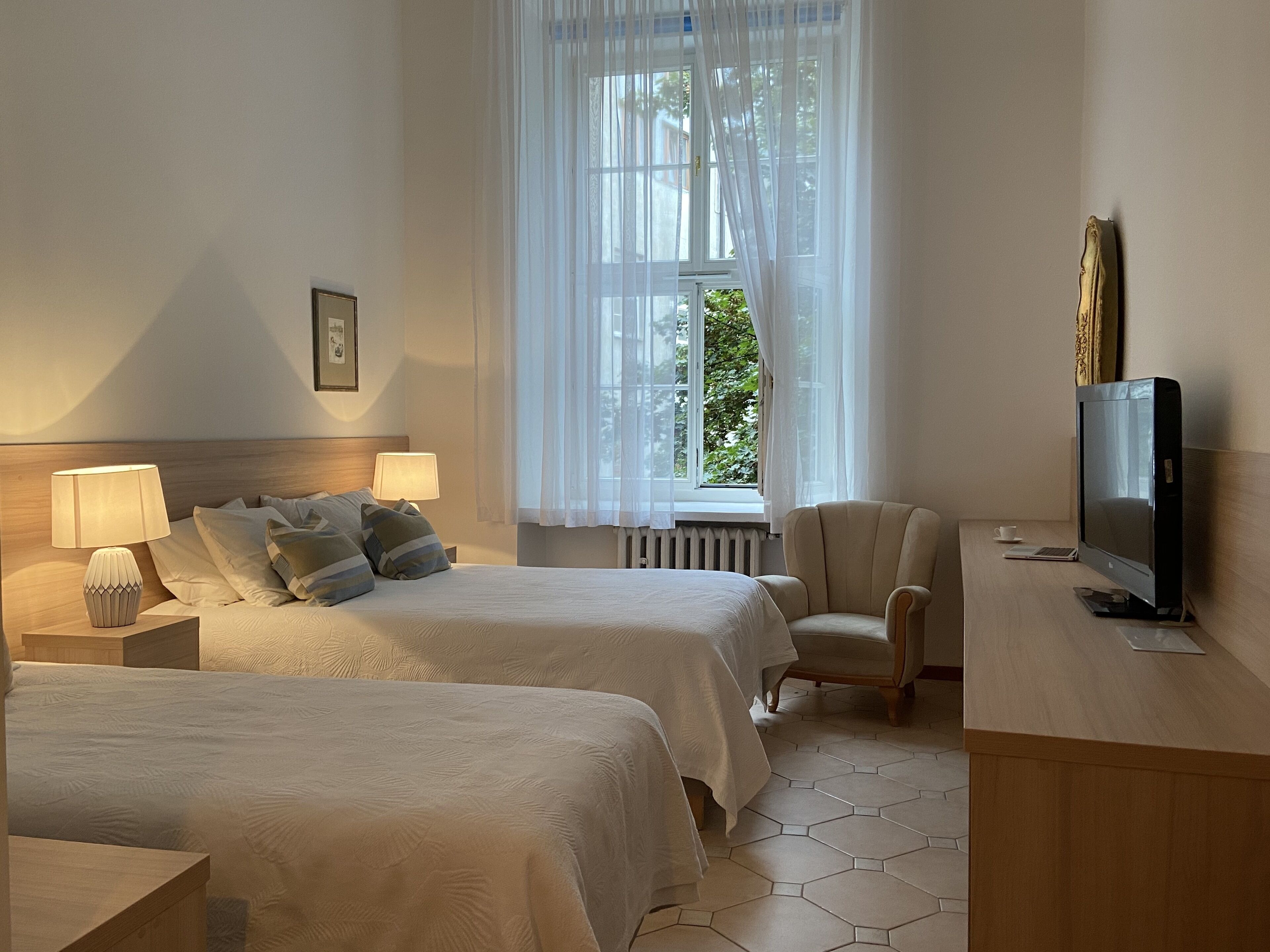 comfort studio suite | egyptian cotton sheets, hypo-allergenic bedding, memory-foam beds