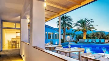 Petit déjeuner, déjeuner et dßner servis sur place, vue sur la piscine