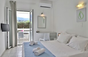 Escritorio, tabla de planchar con plancha, wifi gratis y ropa de cama 