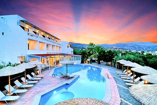 室外游泳池，10:30 至 18:00 开放，池畔遮阳伞，日光浴躺椅