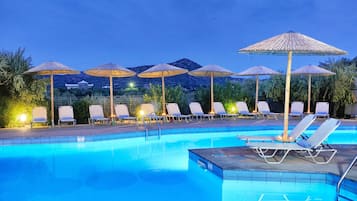 Piscine extérieure, parasols de plage, chaises longues