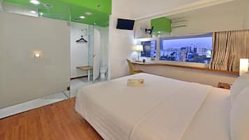 Ropa de cama de alta calidad y caja de seguridad en la habitación