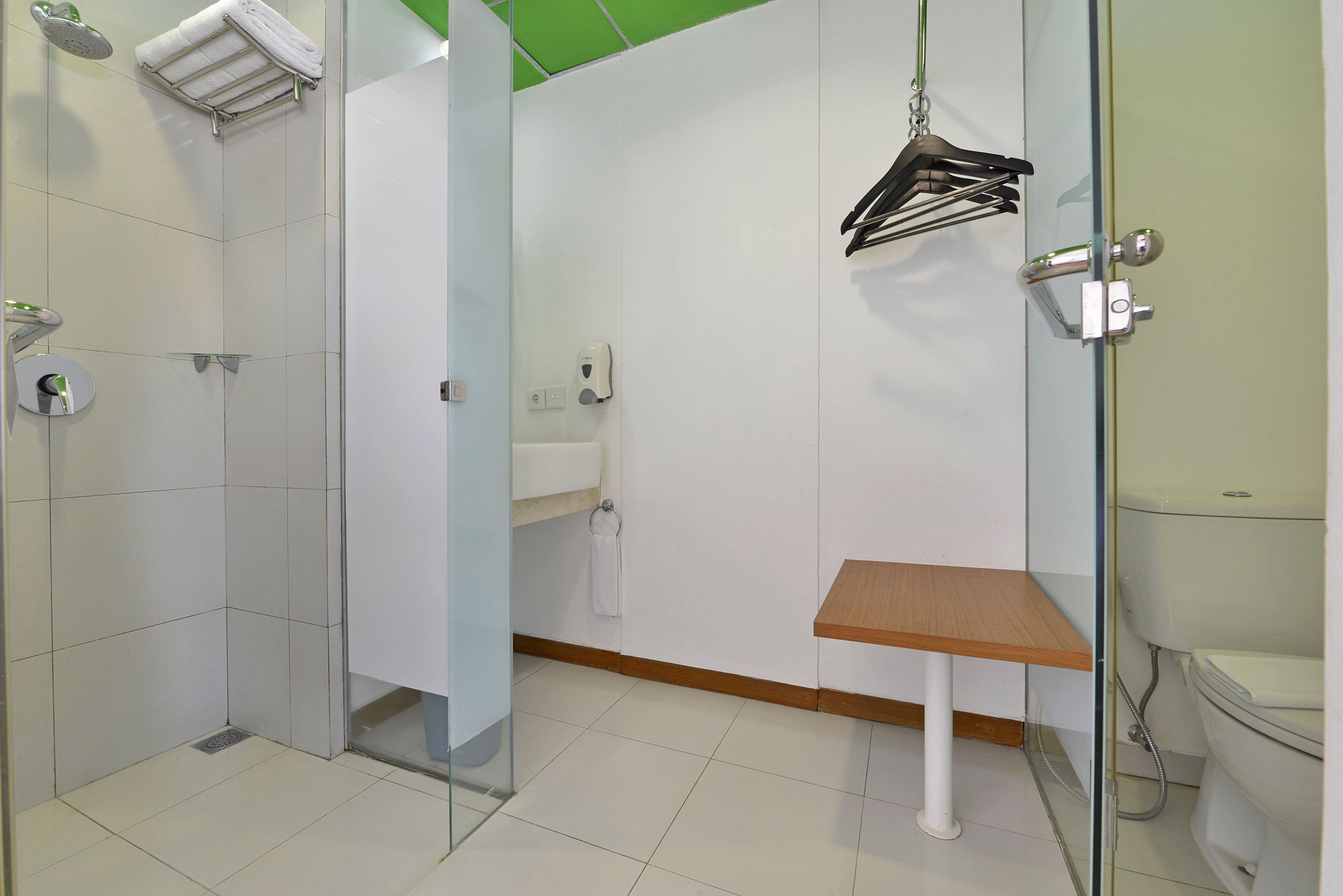 淋浴设施、大花洒淋浴喷头、拖鞋、毛巾