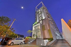 Exterior - Whiz Hotel Pemuda Semarang (Semarang)