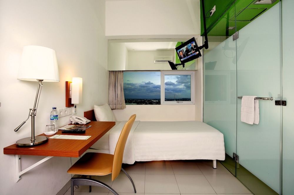 Whiz Hotel Pemuda Semarang by null