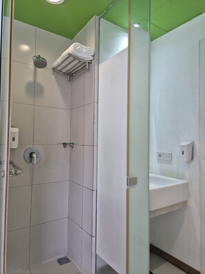 Shower, rainfall showerhead, slippers, towels - Whiz Hotel Pemuda Semarang (Semarang)
