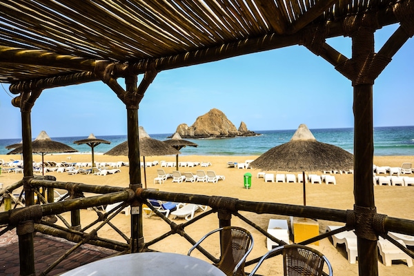 Privatstrand, Liegestühle, Sonnenschirme, Sporttauchen