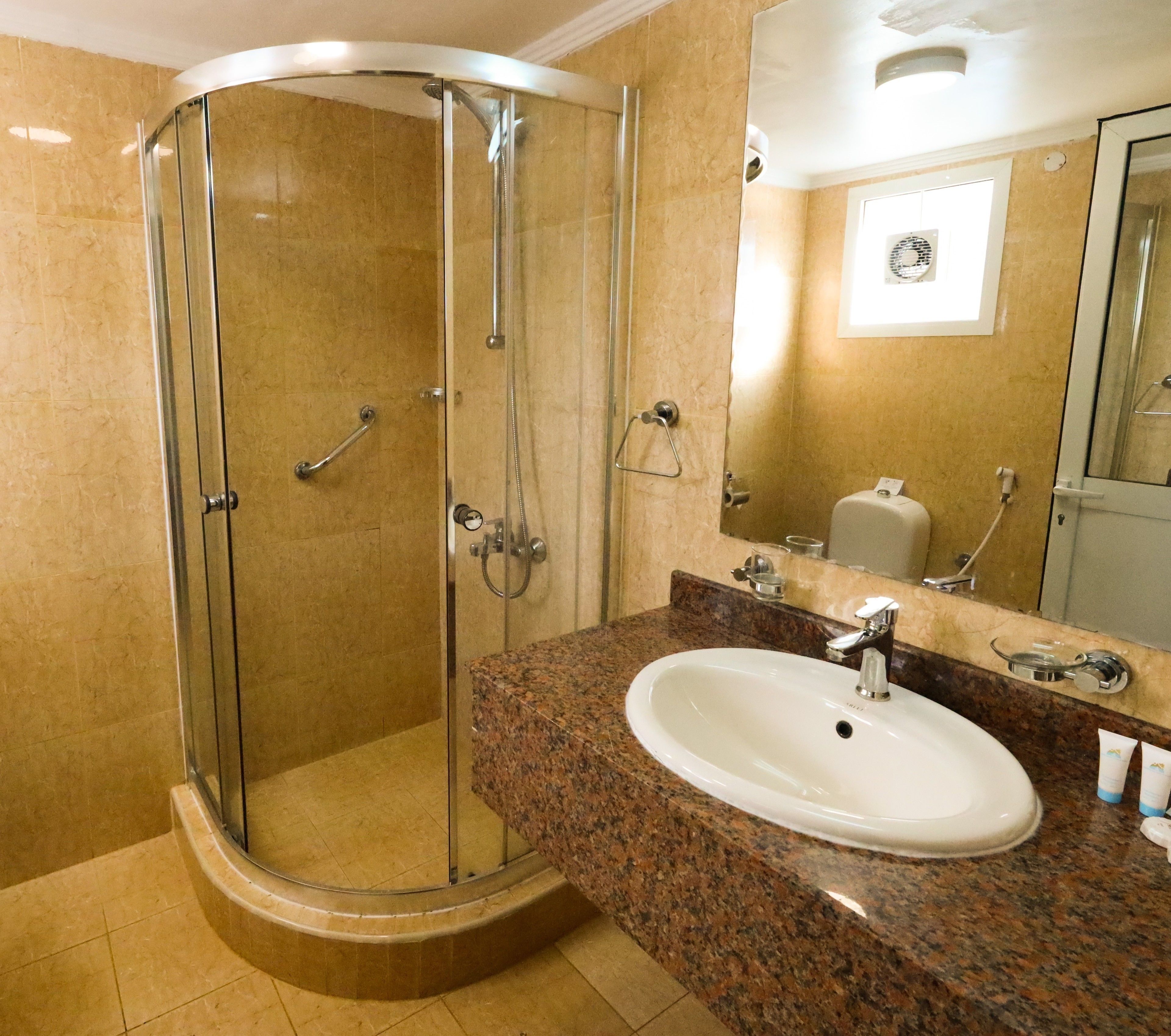standard hotel room | bathroom shower