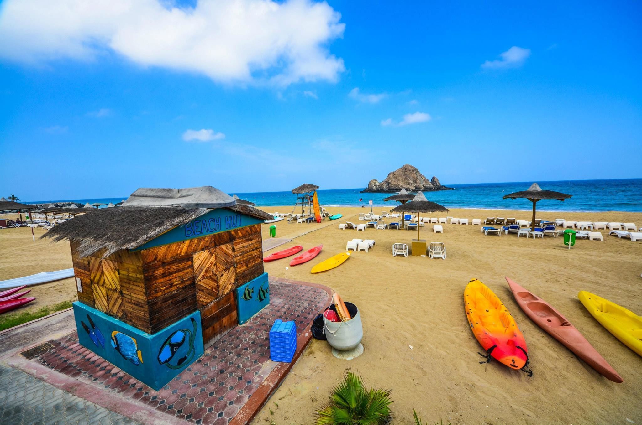 Plage privée, chaises longues, parasols, plongée sous-marine