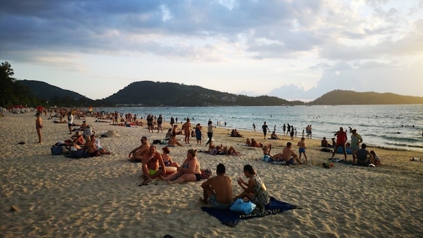 A crowded beach with people sunbathing and swimming. - Lemongrass Hotel (Patong)