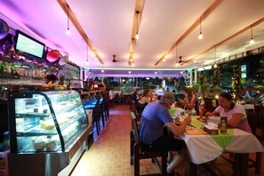 Breakfast, lunch, dinner and brunch served - Lemongrass Hotel (Patong)