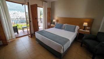 Tweepersoonskamer, terras | Een minibar, een bureau, gratis wifi, beddengoed