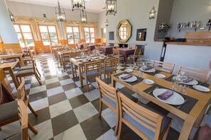 Petit déjeuner, déjeuner et dßner servis sur place