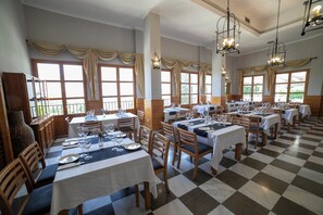 Breakfast, lunch and dinner served - Villa Turística de Cazorla (Cazorla)