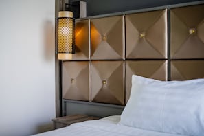 Rom – deluxe | Minibar, safe på rommet, skrivebord og blendingsgardiner