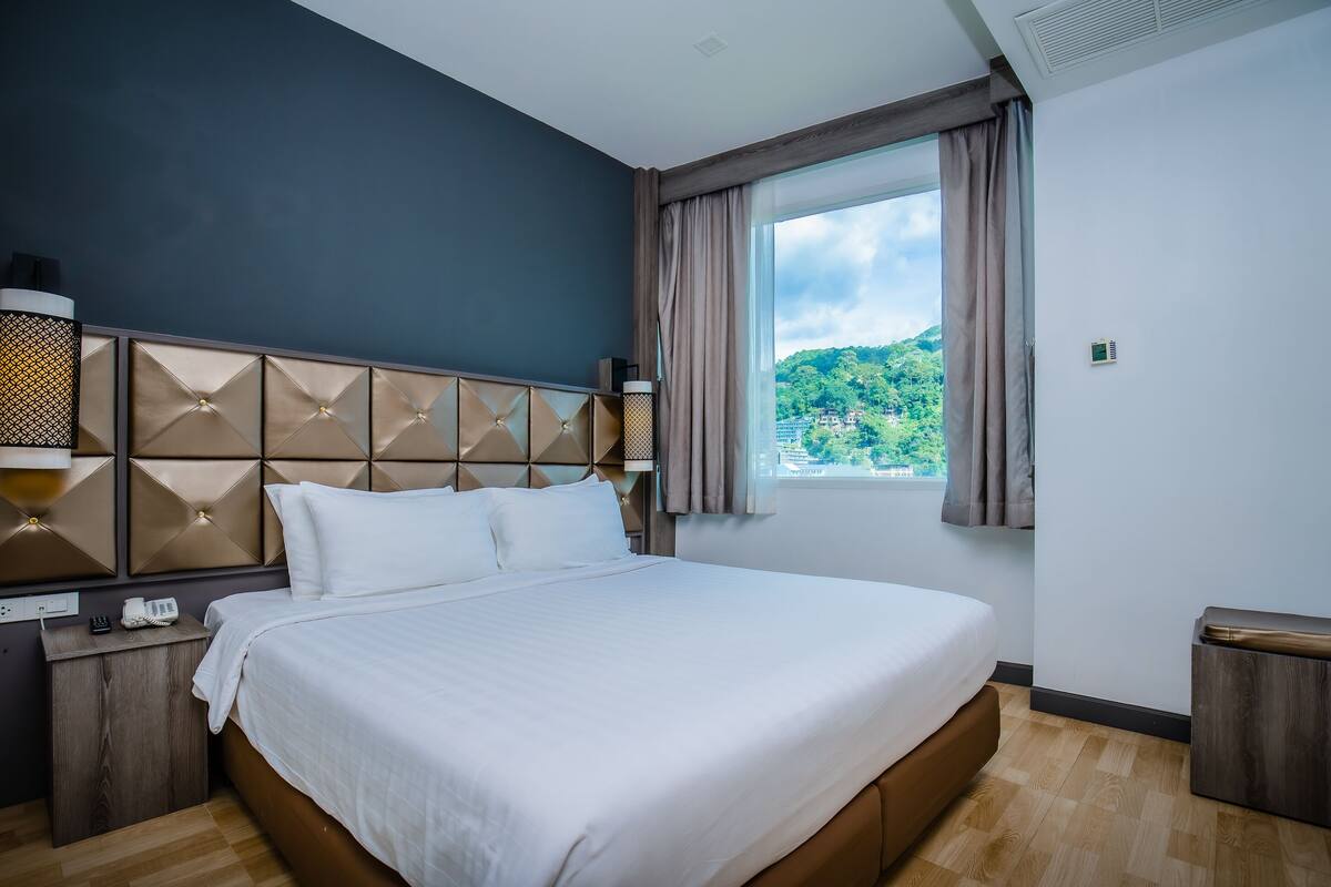 Superior Room | Minibar, in-room safe, desk, blackout curtains