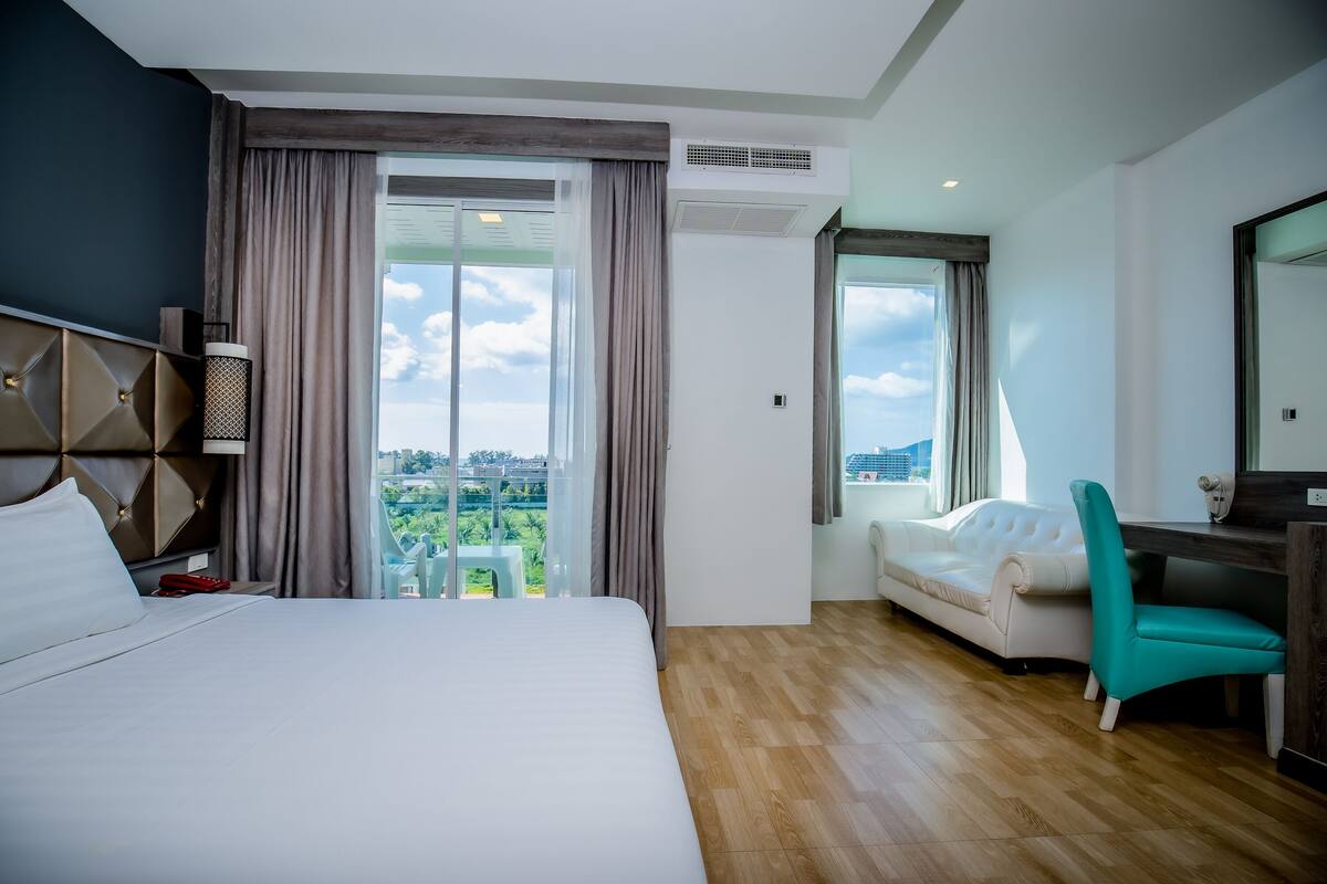 Deluxe Room | Minibar, in-room safe, desk, blackout curtains