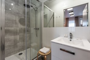 Estúdio premium, 1 cama de casal | Banheiro | Chuveiro, produtos de toalete grátis, secador de cabelo 